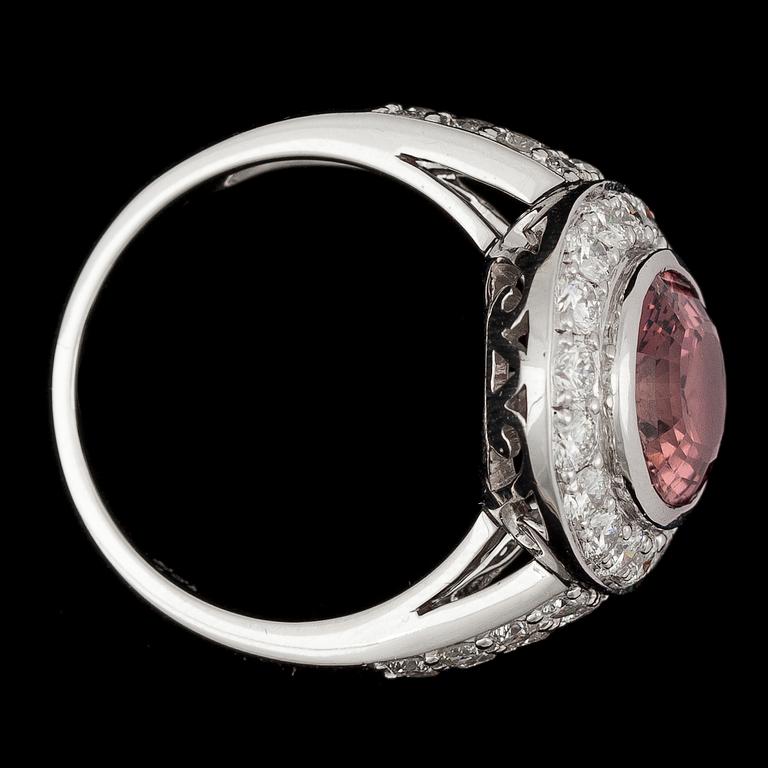 RING, fasettslipad rosa turmalin med briljantslipade diamanter, tot. ca 1.10 ct.