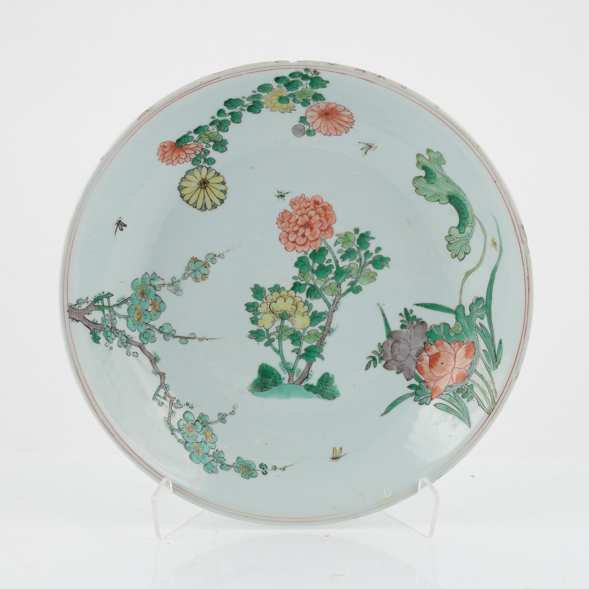 A large famille verte dish, Qing dynasty, Kangxi (1662-1722).