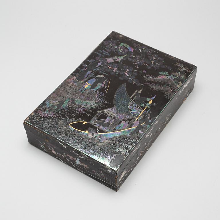 A Chinese lacquered box with cover, early 20th Century.