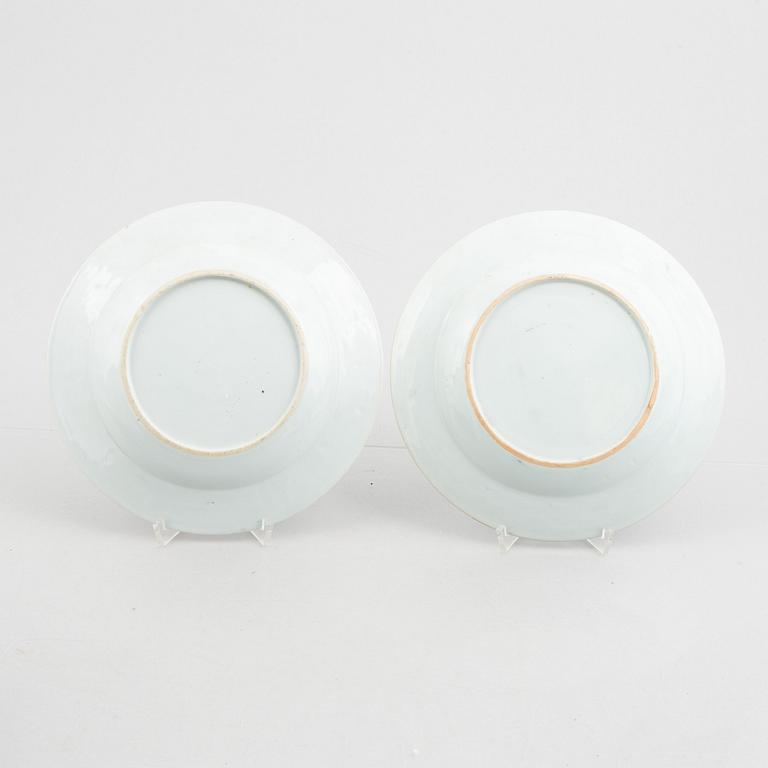 A set of eight Chinese export porcelain plates and two chargers, Qing dynasty, Qianlong (1736-95).