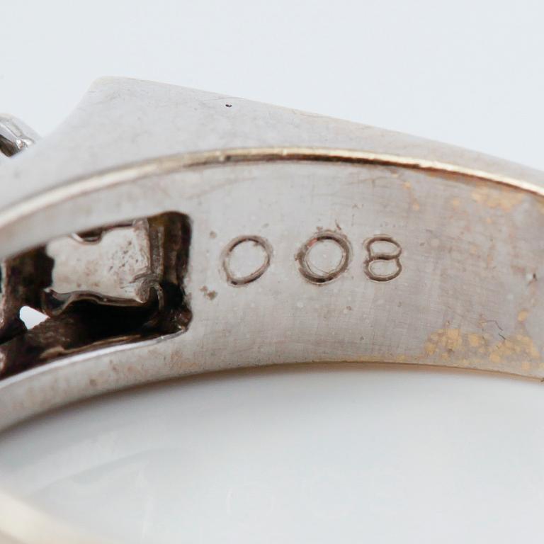 RING, 18K vitguld, diamanter och safir ca 0.80 ct.