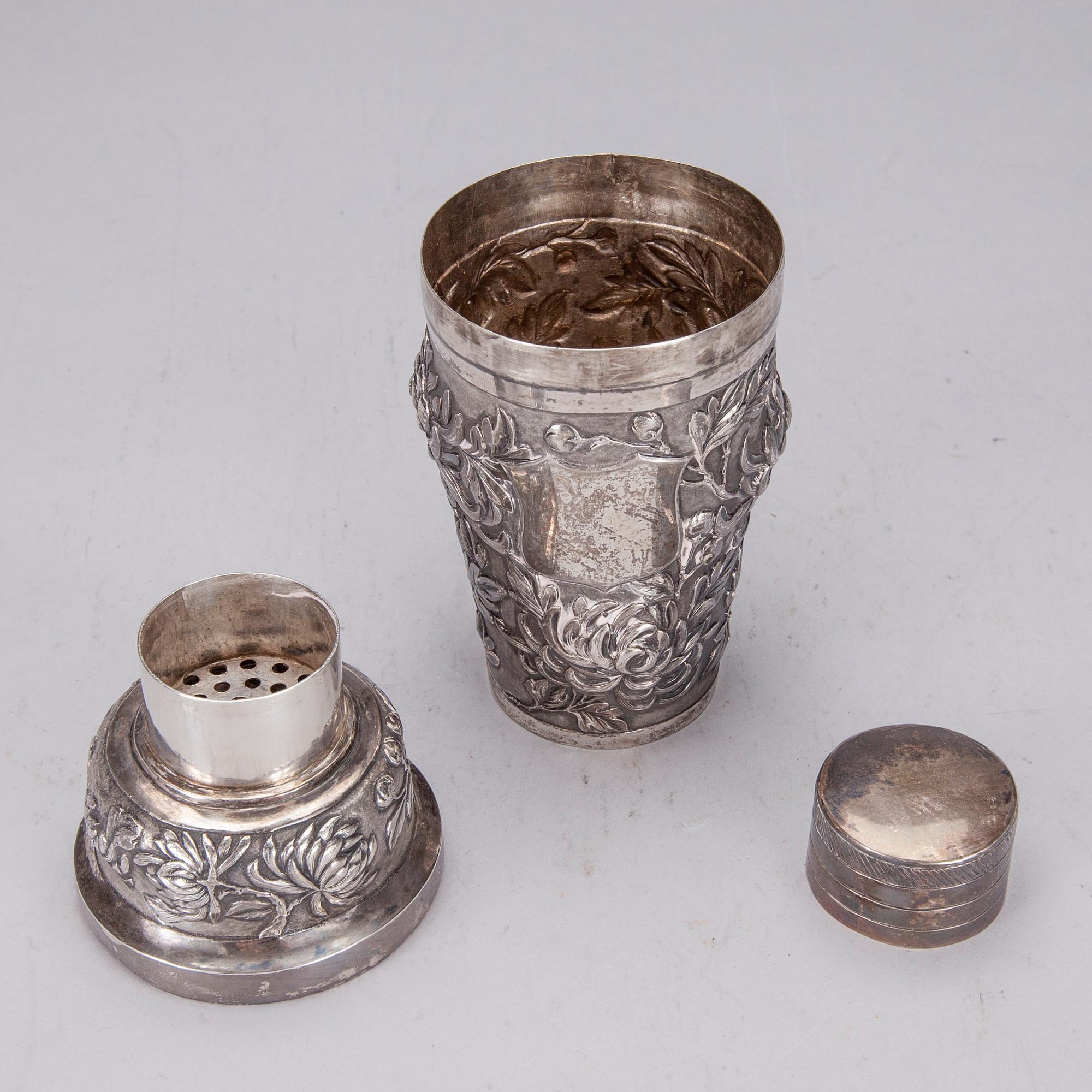 SHAKER, silver, Kina tidigt 1900-tal och SUPKOPPAR, 6 st, silver, bär stämpel LW. Tot. vikt ca 591,2 g.