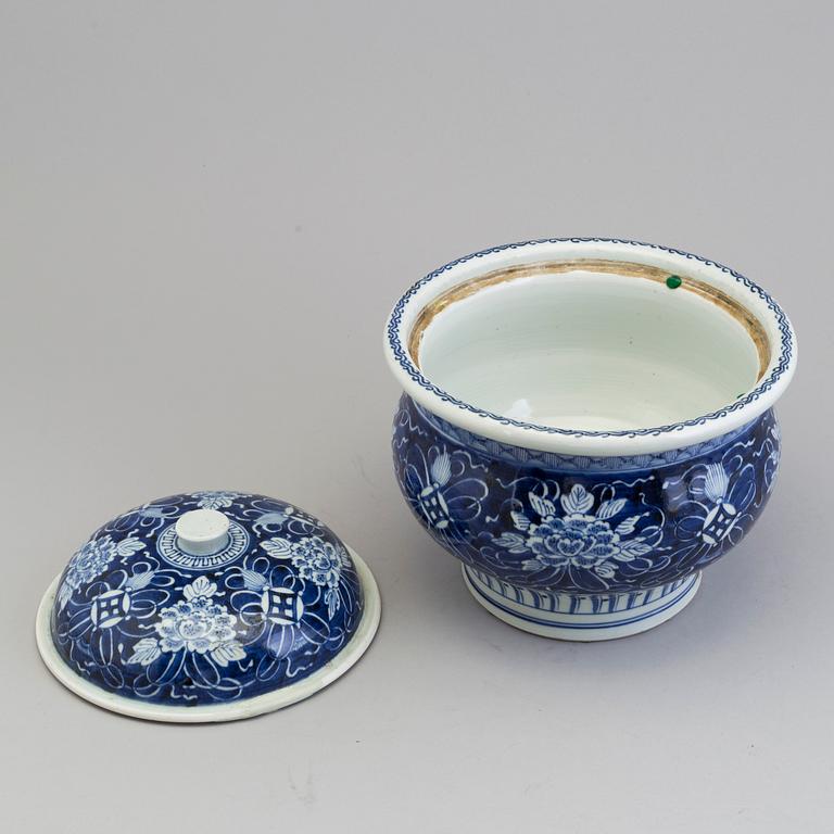 A large Chinese blue and white porcelain tureen with cover, Qing dynasty, 19th century.