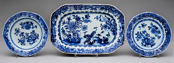 FAT, ASSIETTE samt BÄRTALLRIK, porslin. Qing dynastin. Qianlong 1736-95.