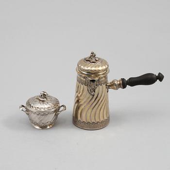 CHOKLADKANNA samt LOCKDOSA, silver, delvis Boin-Taburet, Paris, rokokostil, omkring sekelskiftet 1900, vikt 268 gram.