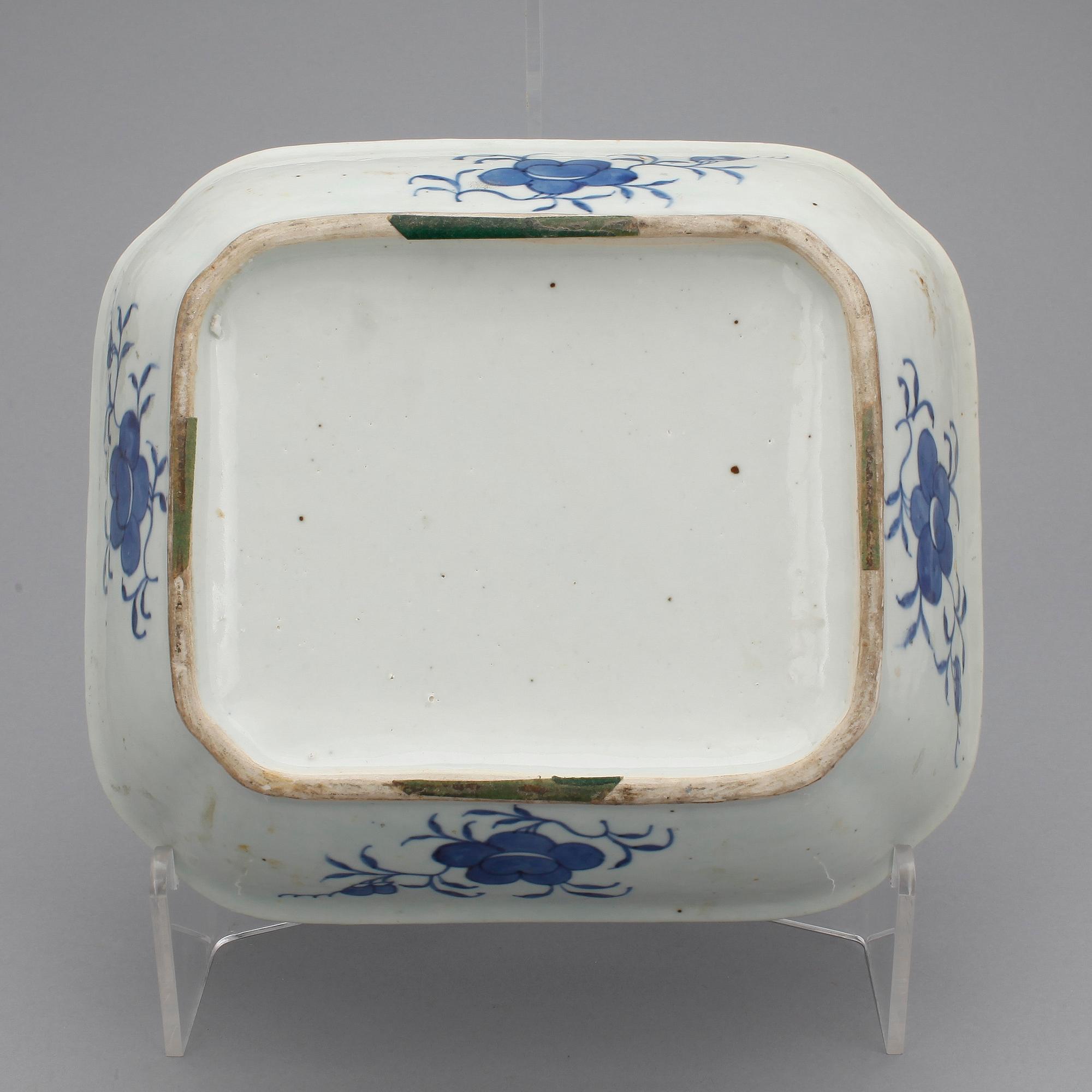 TERRIN MED LOCK, porslin. Qing dynastin, 1800-tal.