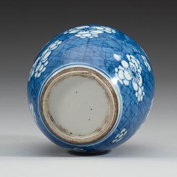 A blue and white jar, Qing dynasty, Kangxi (1662-1722).