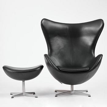 Arne Jacobsen, fåtölj med fotpall, "Ägget", Fritz Hansen, Danmark, 2001.