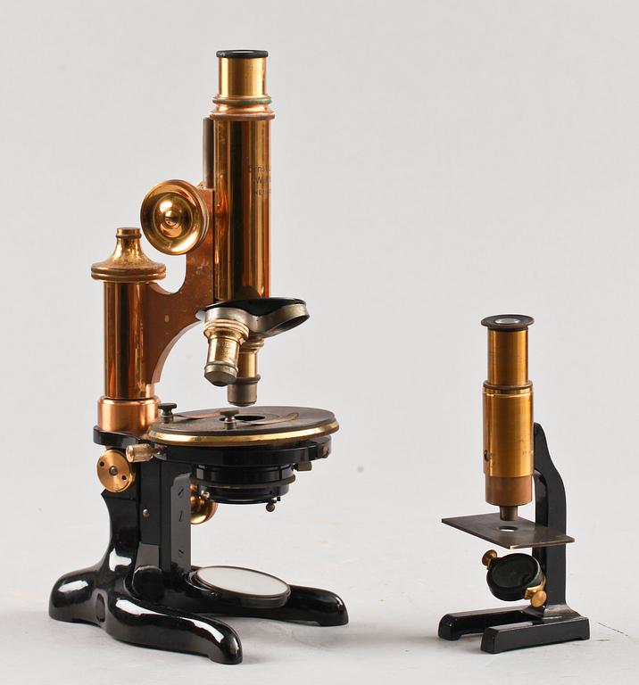 MIKROSKÅP, 2 st, bl a Ernst Leitz, Wetzlar. 1900-tal.