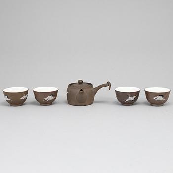 A tea pot with cover and four cups, Japan, Meiji period (1868-1912).