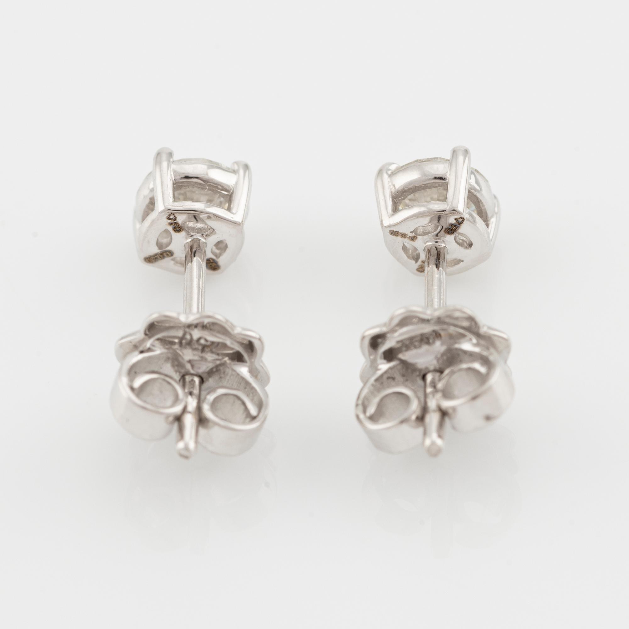 Örhängen med briljantslipade diamanter, medföljande GIA dossier.