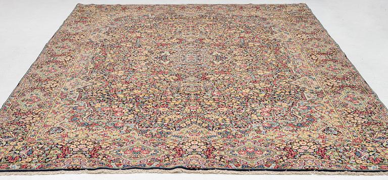 Carpet Kirman, approx. 393 x 286 cm.