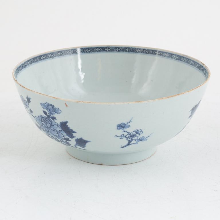 A Chinese blue and white porcelain bowl, Qing dynasty, Qianlong (1736-95).