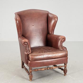 ÖRONLAPPSFÅTÖLJ, engelsk stil, 1900-talets andra hälft.