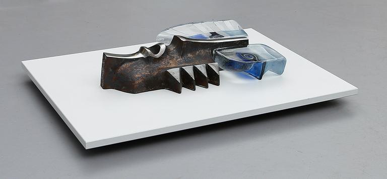 SKULPTUR, glas och metall, "Rurik", Mats Jonasson, Målerås, signerad, daterad 2005 och numrerad 6/99.