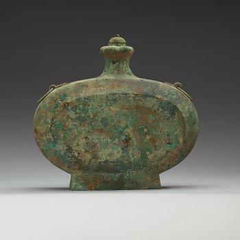 VINFLASKA med LOCK, brons. Troligen Han dynastin (206 f.Kr.-220).