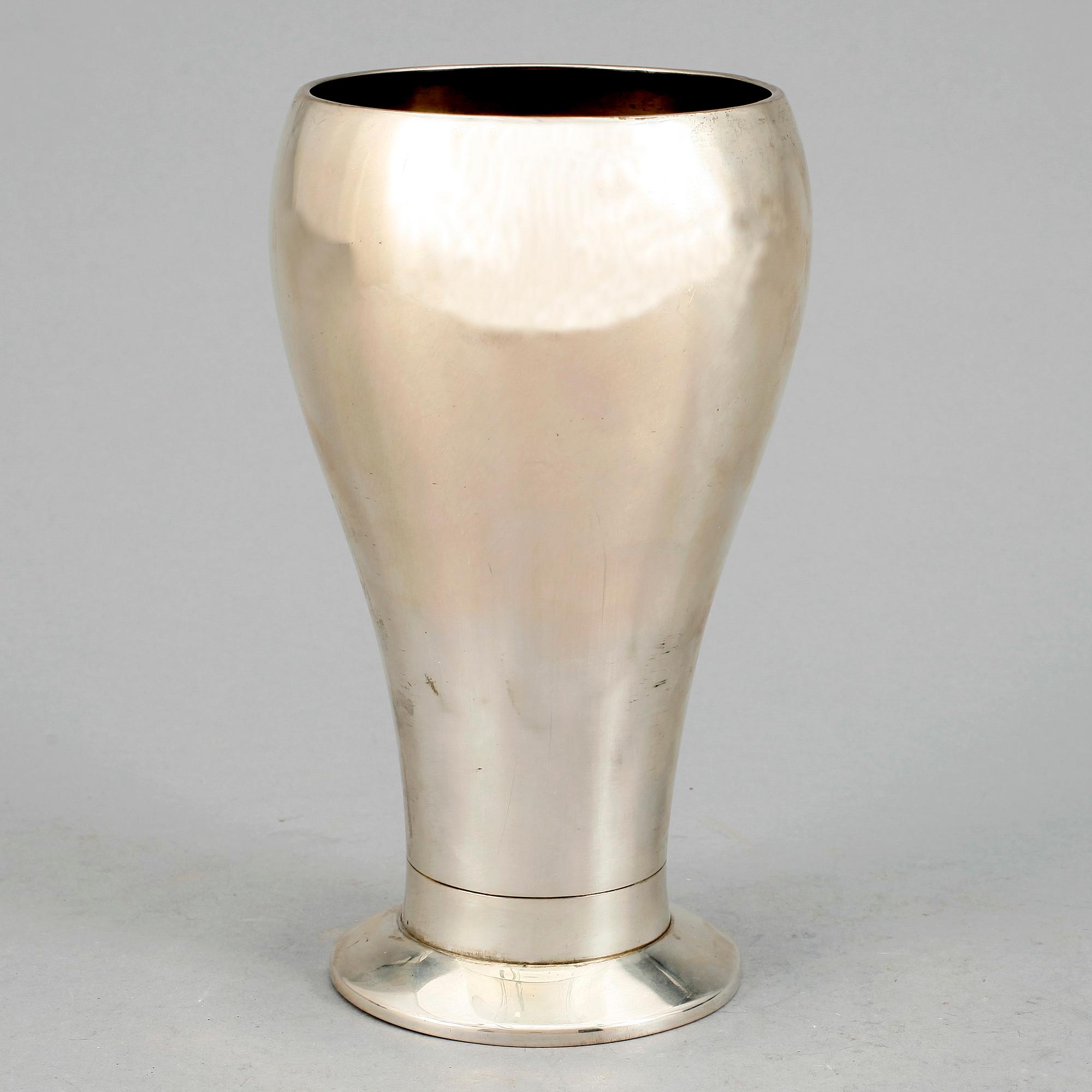 BÄGARE, silver, C G Hallberg, Stockholm, 1916. Vikt ca 466 gram.