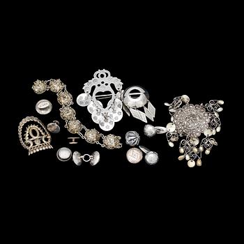 DRÄKTSMYCKEN, 13 delar, silver, 1800-1900-tal. Tot ca 95 gr.