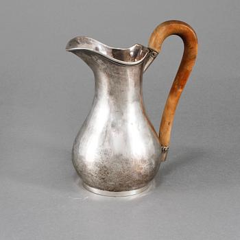 KANNA, silver, otydliga stämplar, möjligen Nederländerna, 1800-talets första hälft. Total vikt 265 g.