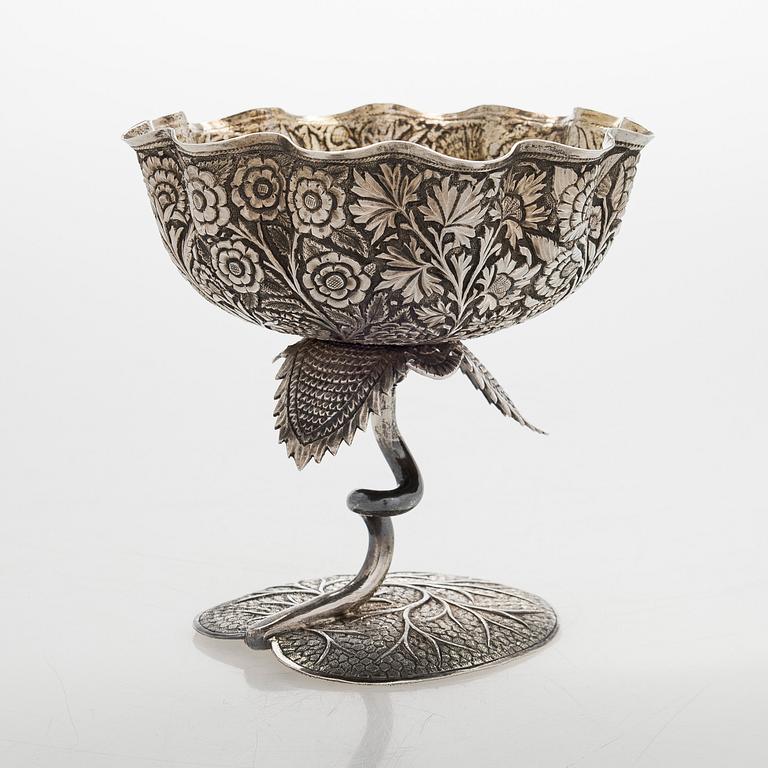 Jalallinen makeismalja, hopeaa, todenn. 1900-luvun puoliväli.