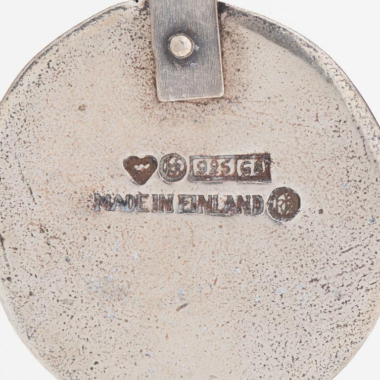 Juhlakääty ja korvakorut, Kalevala-eepos 150 vuotta, sterlinghopeaa. Kalevala Koru, Helsinki 1984 ja 1992.