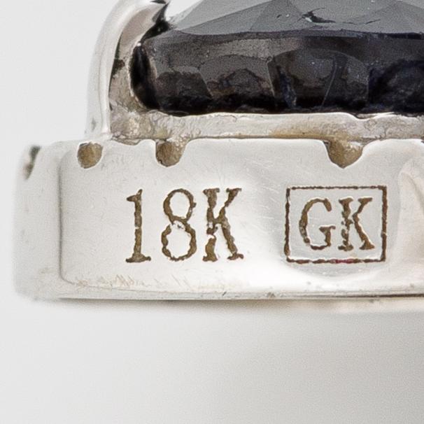 Örhängen, ett par, 18K vitguld med mörka safirer och små åttkantslipade diamanter.