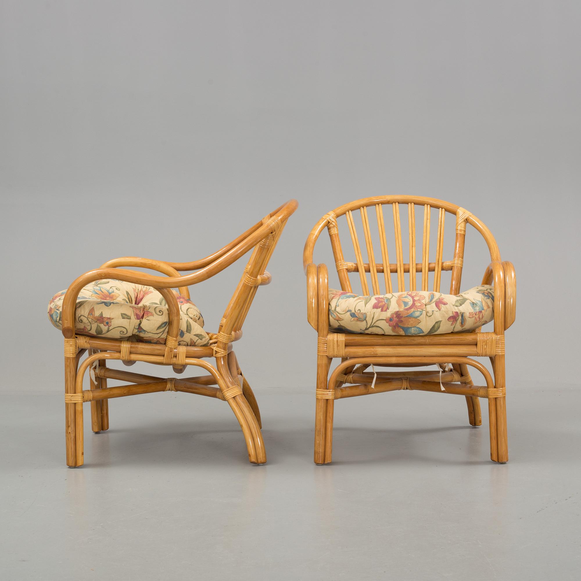 A set of sofa, easy chairs and table in four parts, late 20th century.