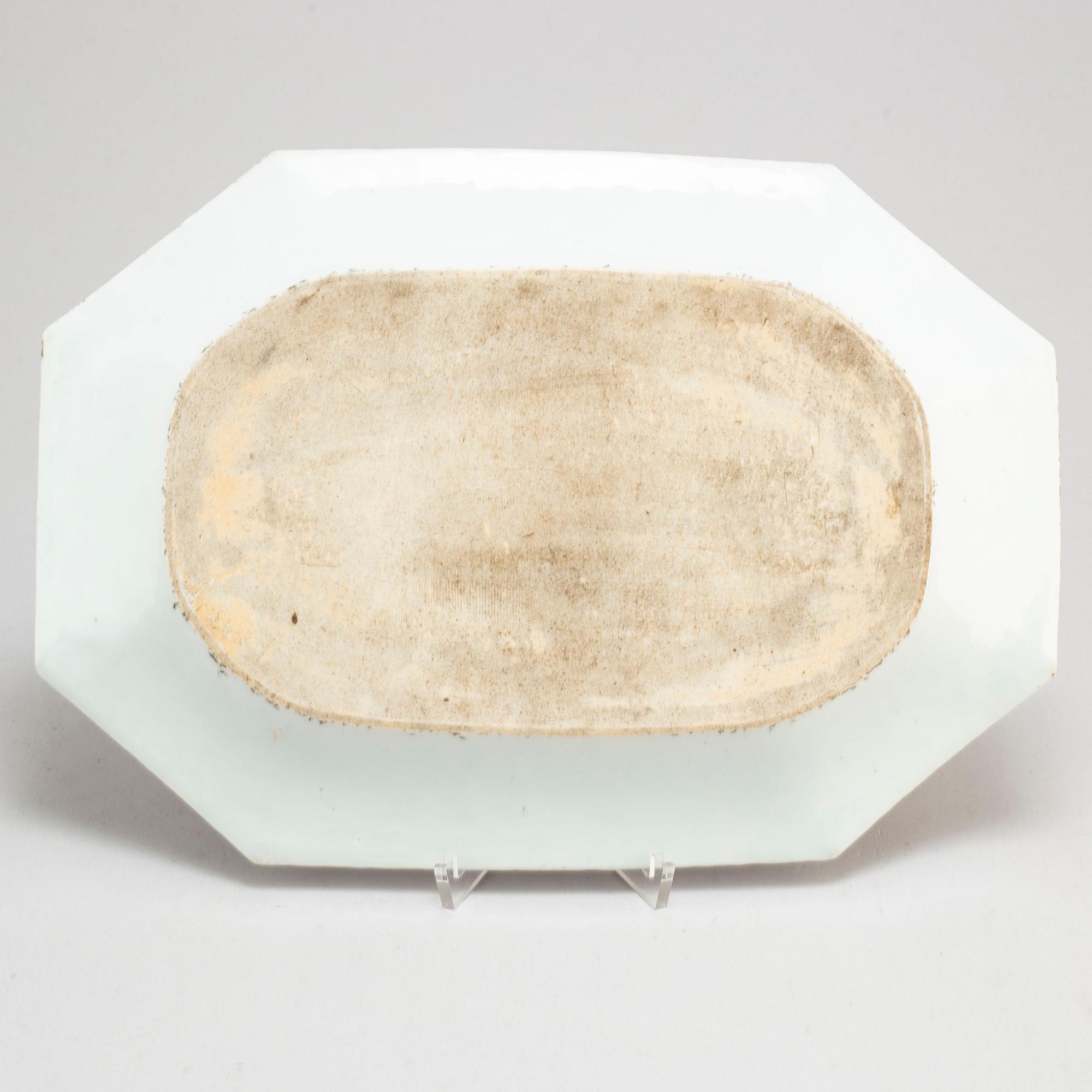 An imari export porcelain serving dish, Qing dynasty, Qianlong (1736-95).