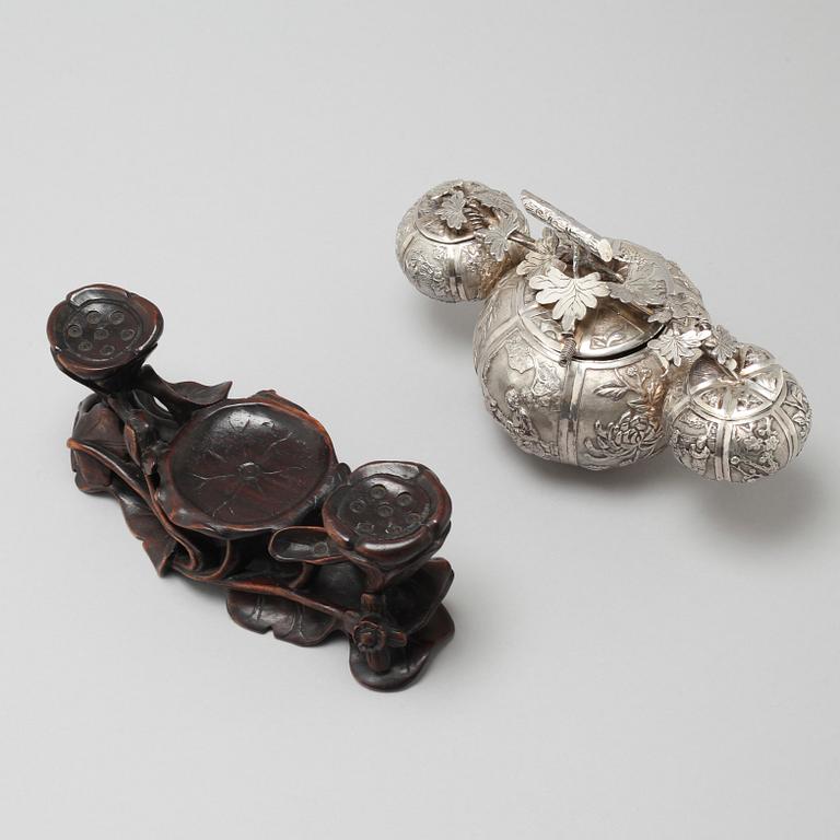 SKÅLAR MED LOCK, låghaltigt silver, Kina, 1900-talets första hälft.