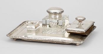 SKRIVSET, 5 delar, silver o glas, Karl Anderson Stockholm 1919. Tot silvervikt ca 790 gram.