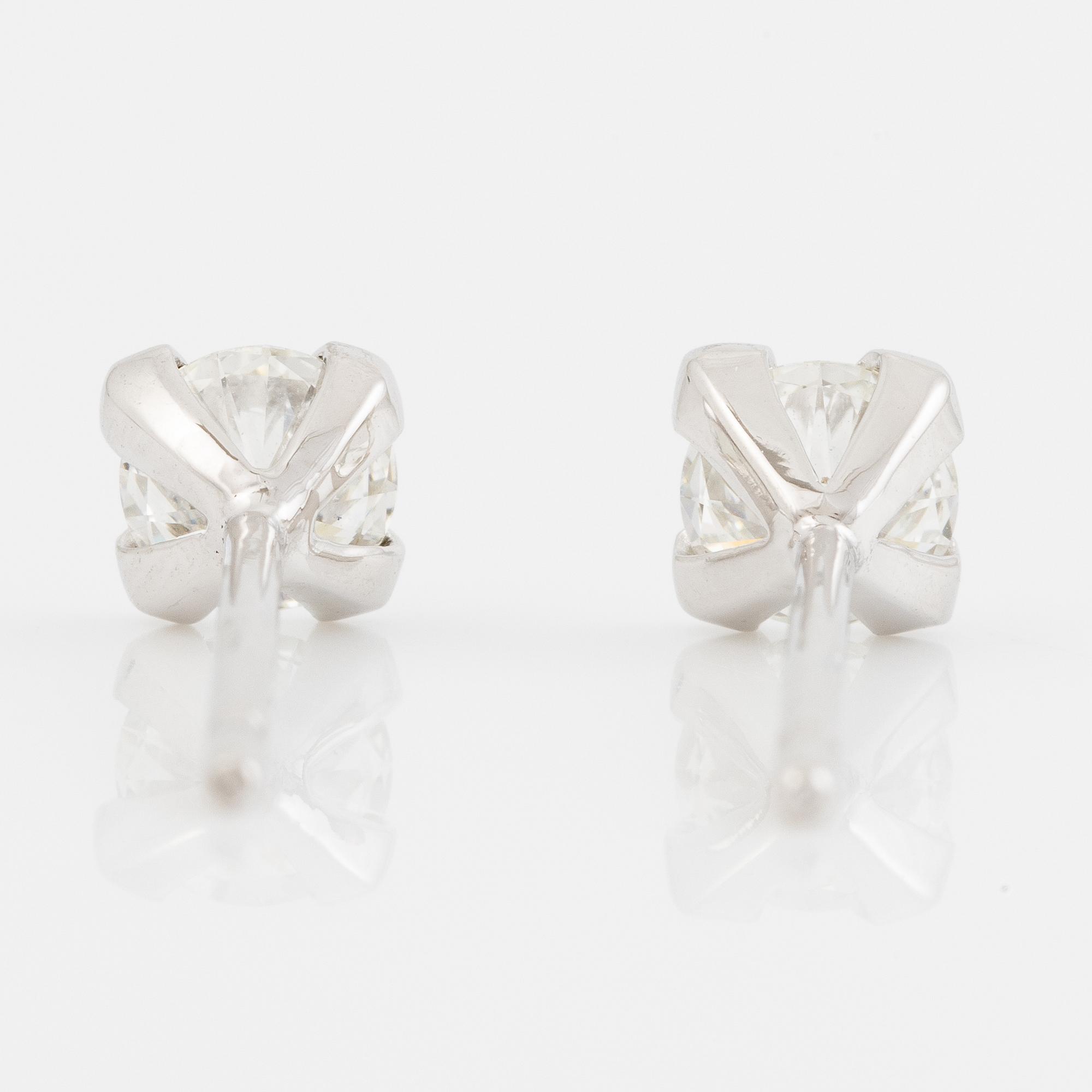Earrings 18K white gold set with brilliant-cut diamonds, accompanied by GIA dossier.