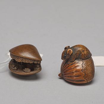 NETSUKES, två stycken, trä. Japan, Meiji (1868-1912).