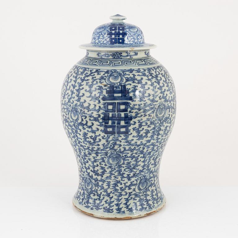 A blue and white lidded urn, China, Qing dynasty, 19th century.