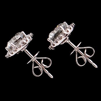 ÖRHÄNGEN, 1 par, 18 k vitguld, briljantslipde diamanter tot 2.30 ct.