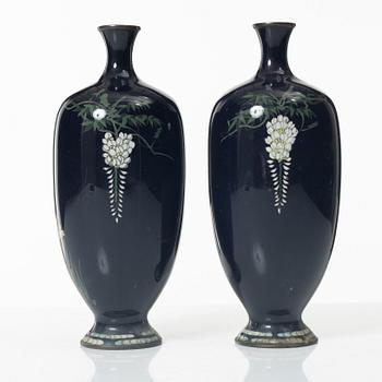 Vaser ett par, cloisonné, Japan, Meiji (1868-1912).