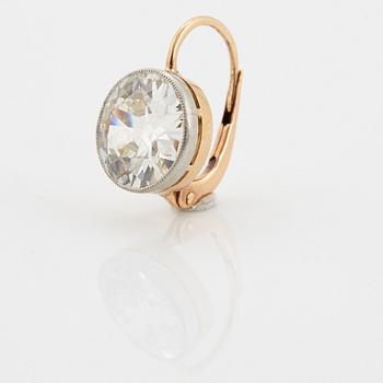 Ett örhänge 14K guld och platina med en gammalslipad diamant ca 2.50 ct kvalitet ca I/J si.