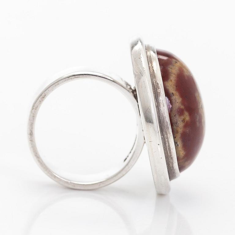 Saara Hopea, ring, sterlingsilver och jaspis, Ossian Hopea, Borgå 1972.