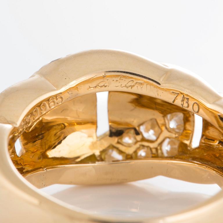 A Cartier ring in 18K gold set with round brilliant-cut diamonds.