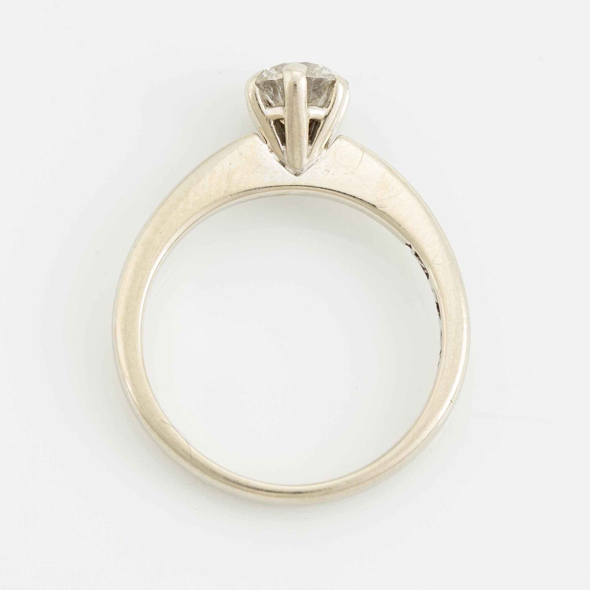 Ring, solitär, Kraiko Diamonds, vitguld med briljantslipad diamant.
