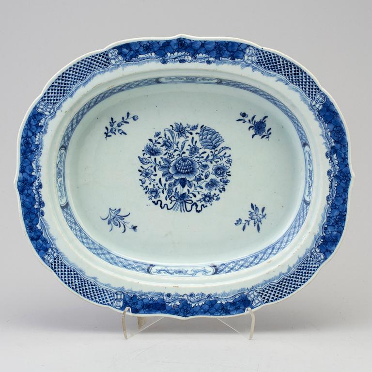 A Chinese blue and white export porcelain dish, Qianlong (1736-95).