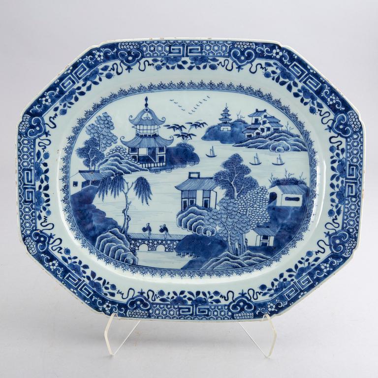 A set of two blue and white  Chinese Qianlong porselain serving dishes.