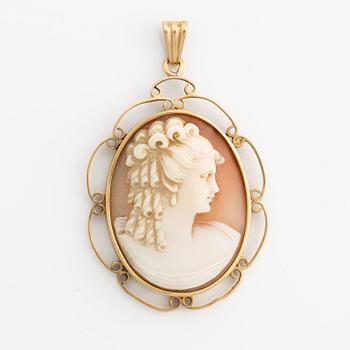 Pendant, 18K gold with shell cameo.
