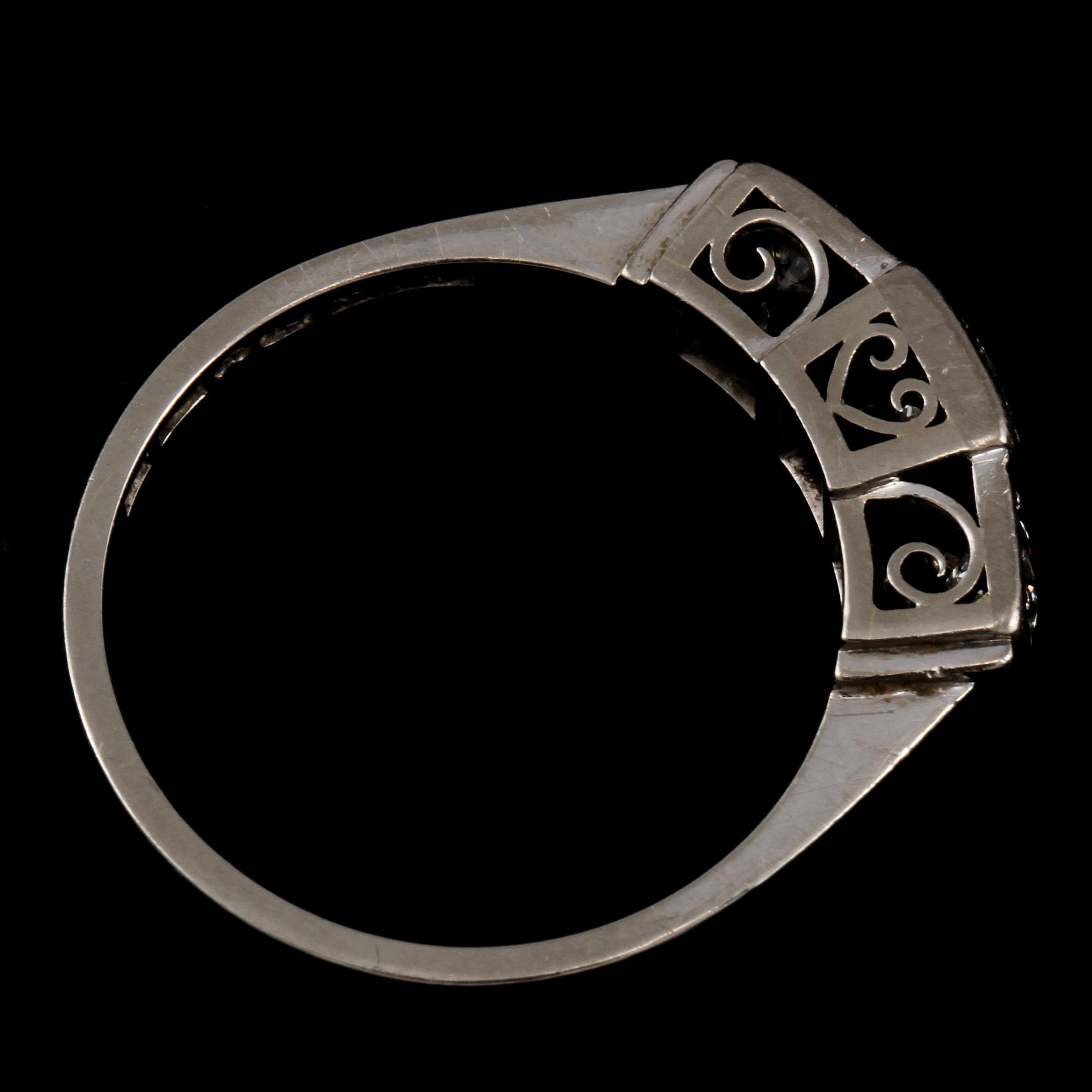 RING, 18k vitguld med 3 äldre briljantslipade diamanter, Ceson, Göteborg, 1953. Vikt 5 g.