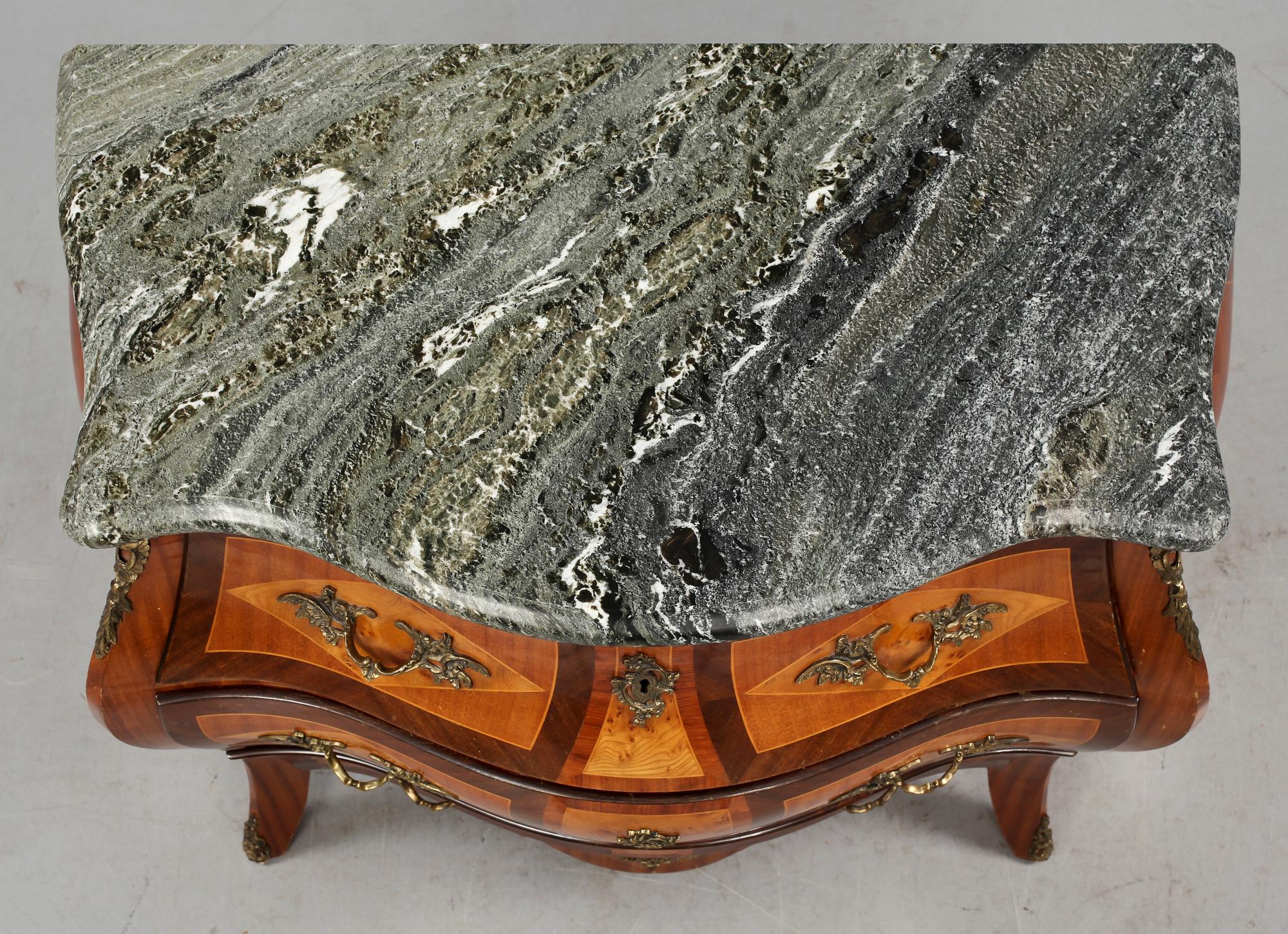 BYRÅ, rokokostil, omkring 1900-talets mitt.