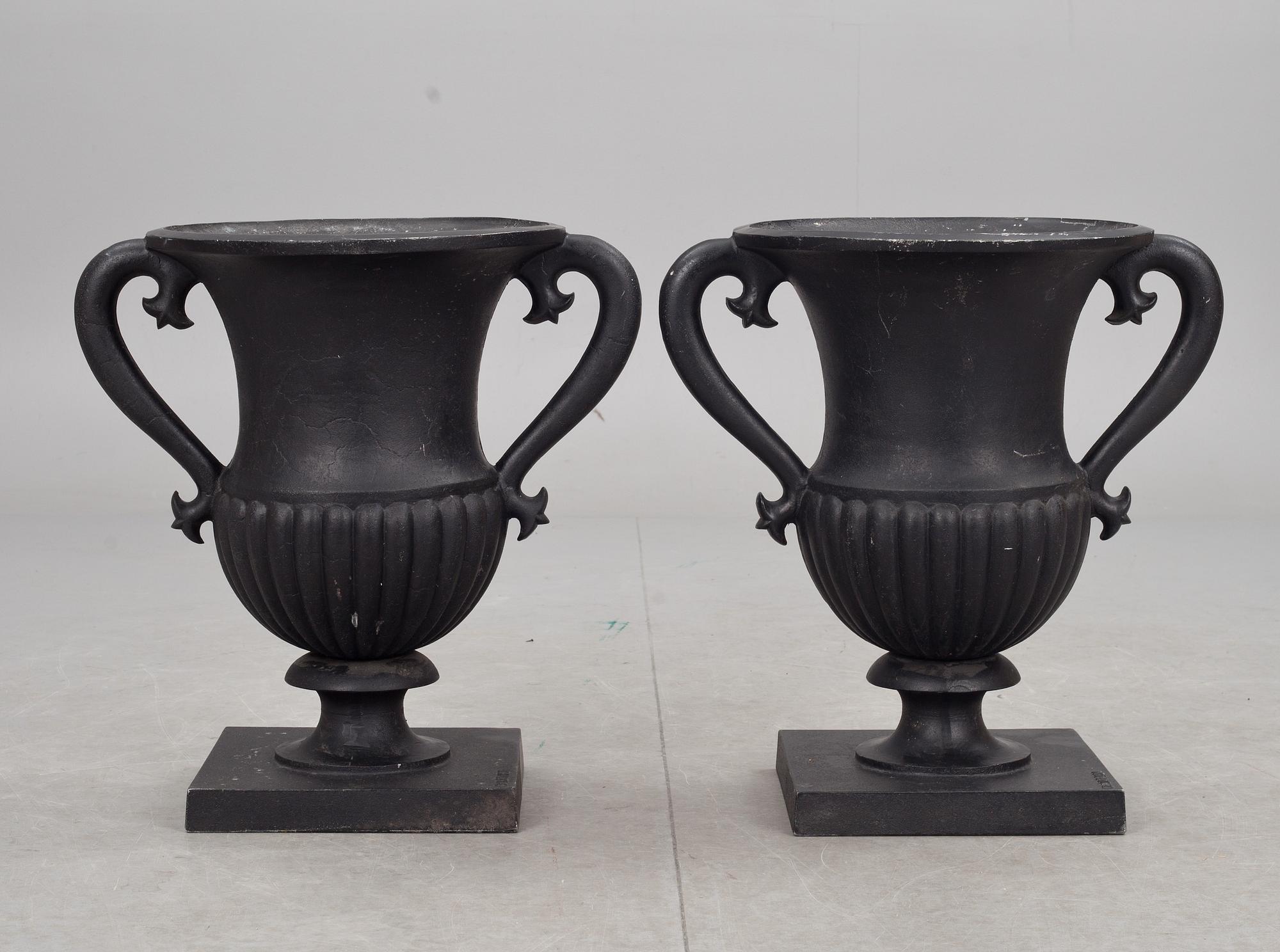 TRÄDGÅRSURNOR, 2 st, sandgjuten aluminium, Byarums Bruk, 1900/2000-tal.