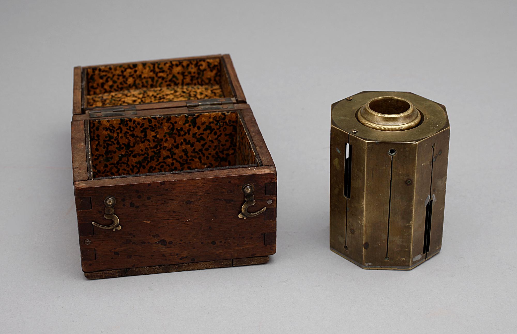 VINKELTRUMMA, mässing, 1900-talets början.