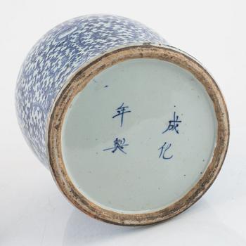 A lidded blue and white porcelain urn, China, late Qing dynasty.