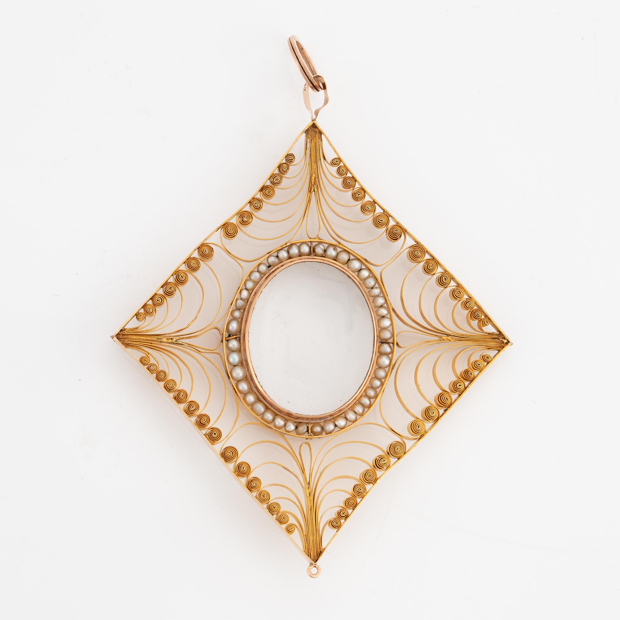 Pendant in gold filigree with frame, seed pearls, and glass.