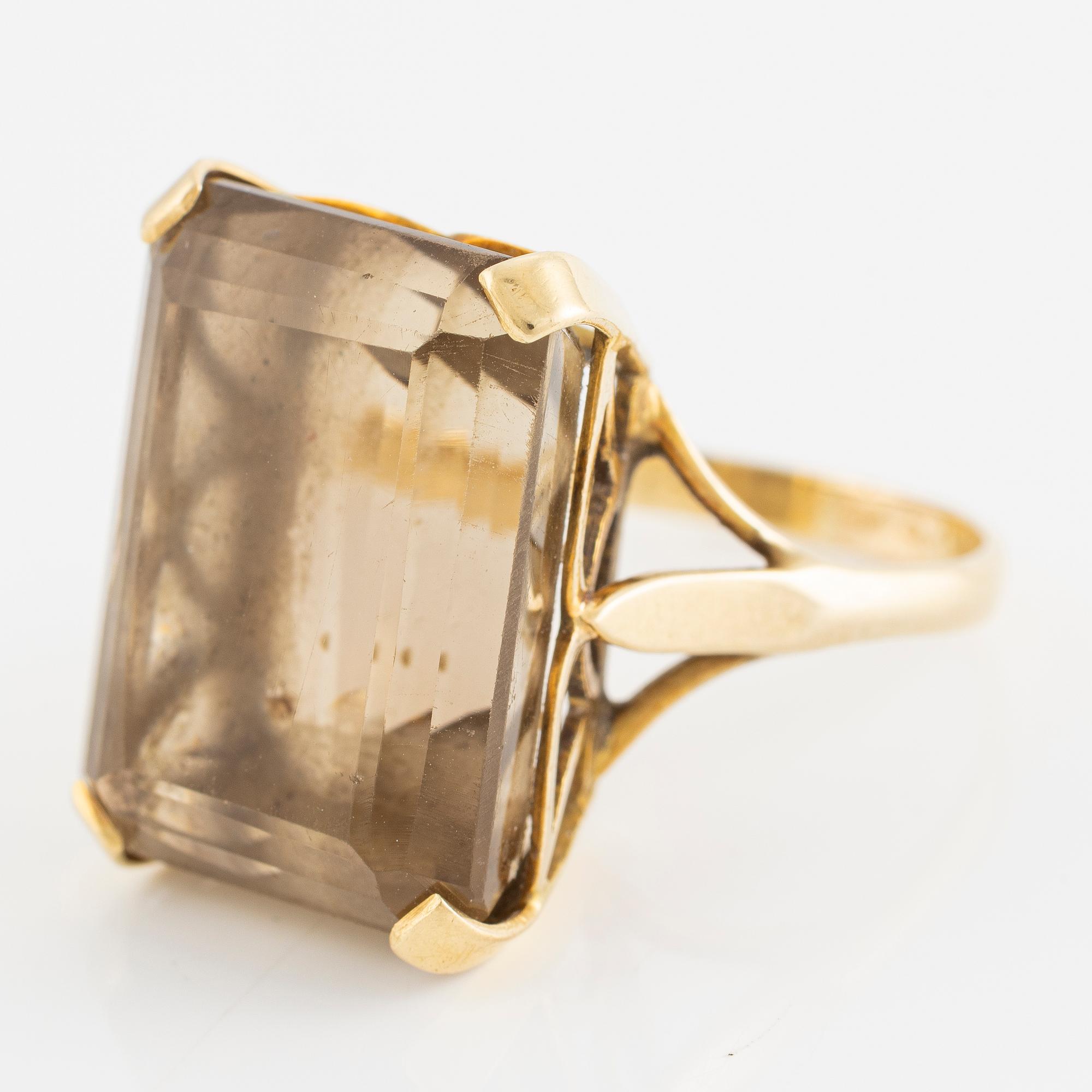 Ring, cocktailring, 18K guld med smaragdslipad rökkvarts.