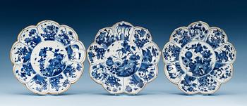 1515. A set of three blue and white flower shaped dishes, Qing dynasty, Kangxi (1662-1722). (3).